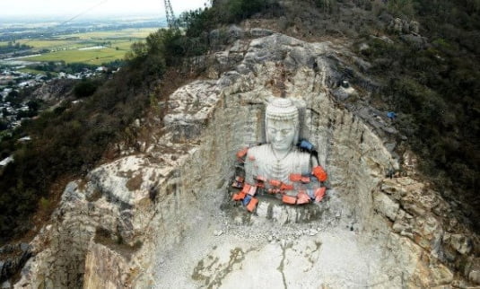 Bức tượng Phật ngồi trong vách núi cao nhất thế giới của Việt Nam: Mất 10 năm để hoàn thành, tọa lạc giữa quần thể tượng rộng 5.500m2
